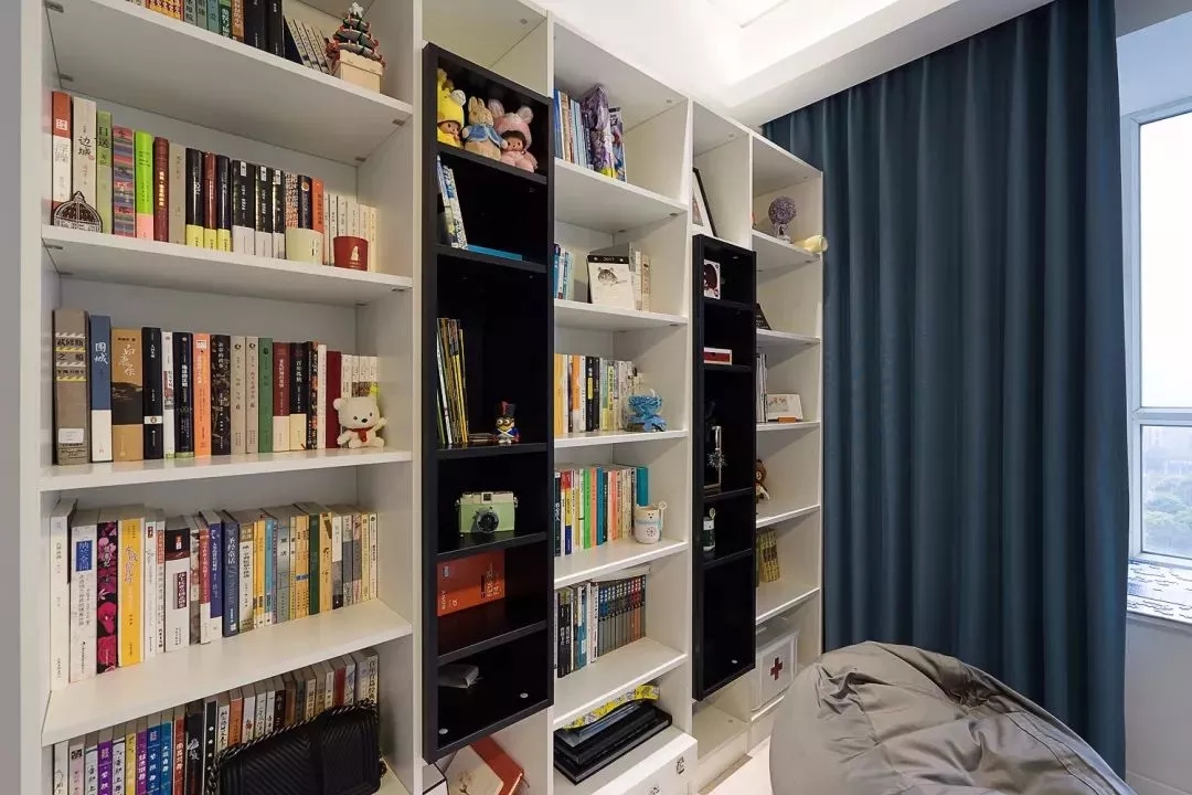 由于工作的需要，划出一块独立的空间作书房，书柜设计成整面式，提供充足的收纳空间。-140㎡北欧风格装修案例，一进门就被玄关惊艳到了~