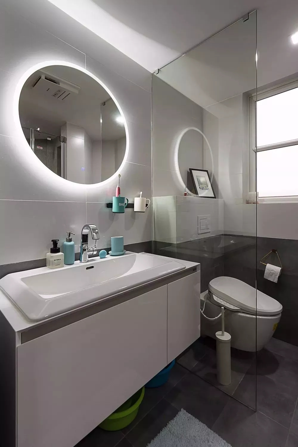浴室柜是紧凑的布置，搭配圆镜面和背灯的处理，打造了简单但实用的卫浴空间。-140㎡北欧风格装修案例，一进门就被玄关惊艳到了~