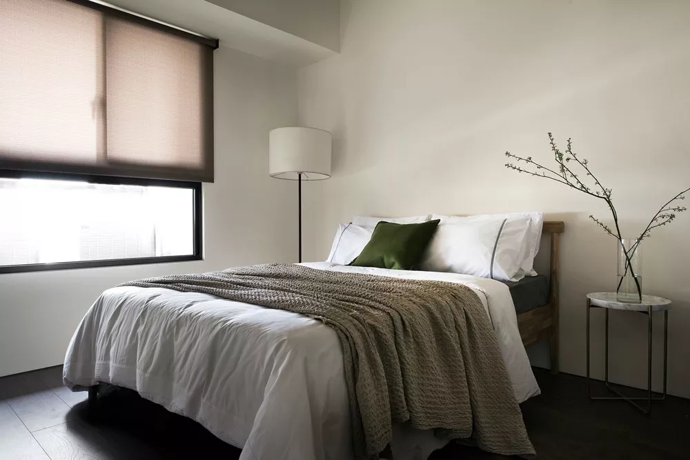 卧室：简单的白墙基础，木质床体搭配柔和舒适的被铺，配以充满生命力的枝条，置身其中能感受到源源不断的宁静平和。-125㎡现代简约，喜欢客厅+书房的组合，小资情趣
