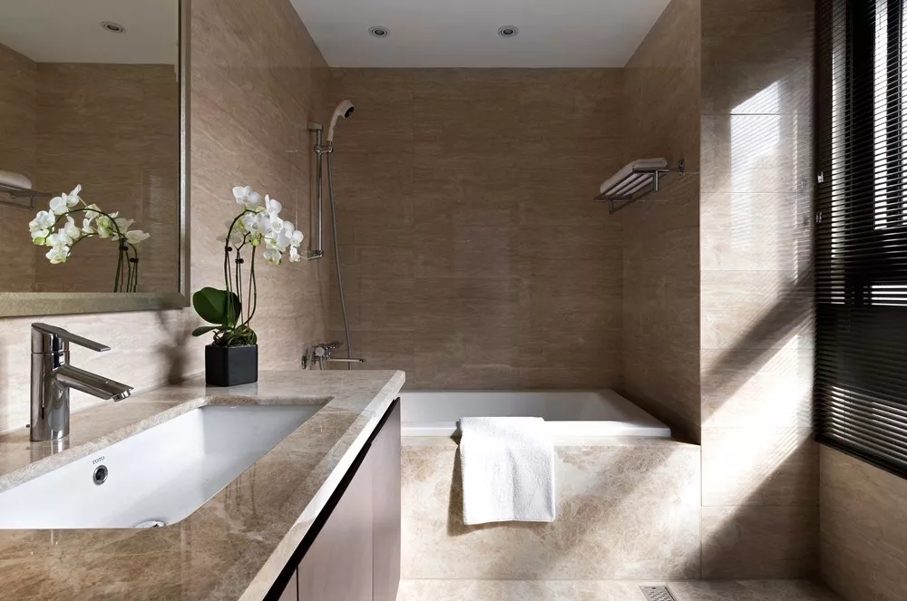 卫生间：棕色调的卫浴空间，搭配精致整洁的卫具，很有轻奢质感的小资情调。-125㎡现代简约，喜欢客厅+书房的组合，小资情趣
