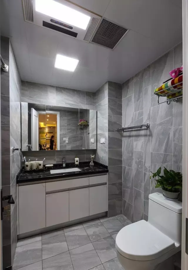 卫生间：淋浴空间采用了浴帘，打理方便，节省了空间和预算-89㎡现代简约三房， 背景墙很抢眼哦！
