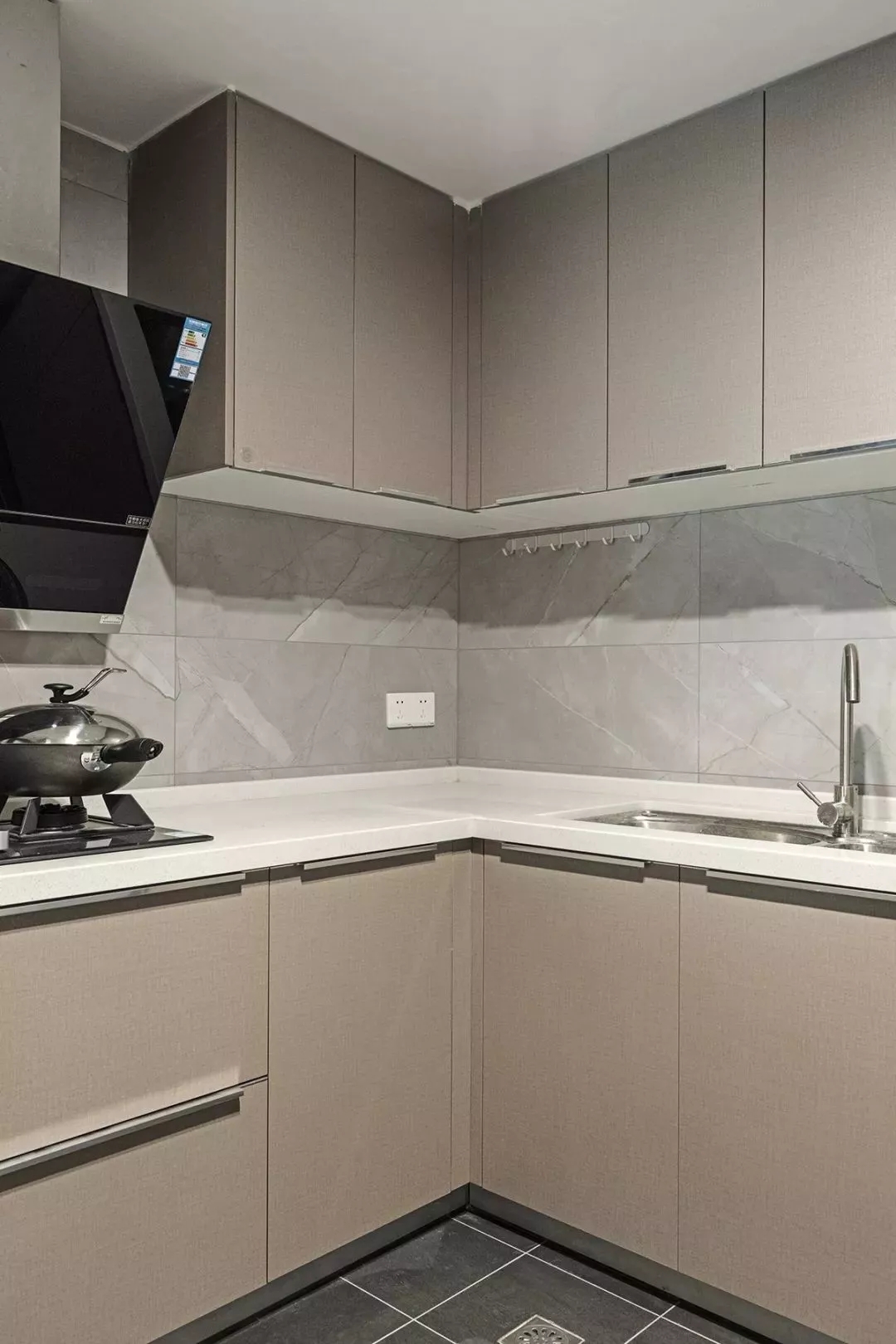 厨房-130平米现代简约，用心去感受灰调的优雅！