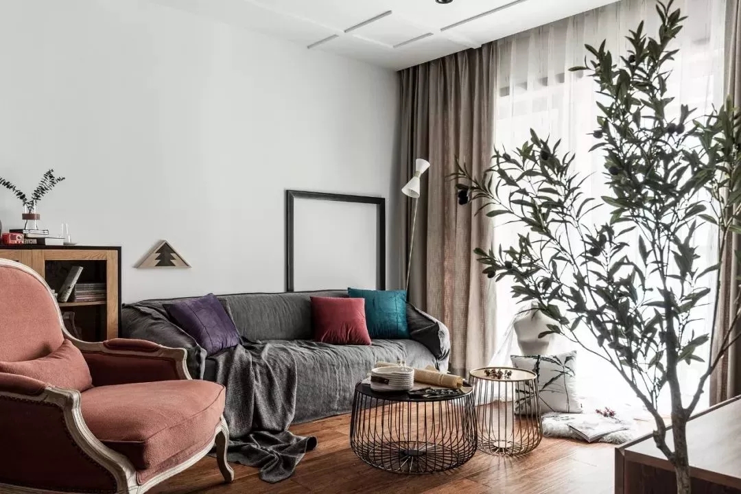 客厅：客厅主要以灰白为主基调，灰色的布艺沙发、颜色跳跃的抱枕、绿色的植物等装饰，打造出一个简洁精致的待客空间。-130平米现代简约，用心去感受灰调的优雅！