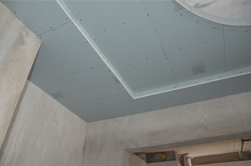 吊顶工程中板面的接缝直线度达标石膏板使用l型整板,吊顶龙骨安装无不